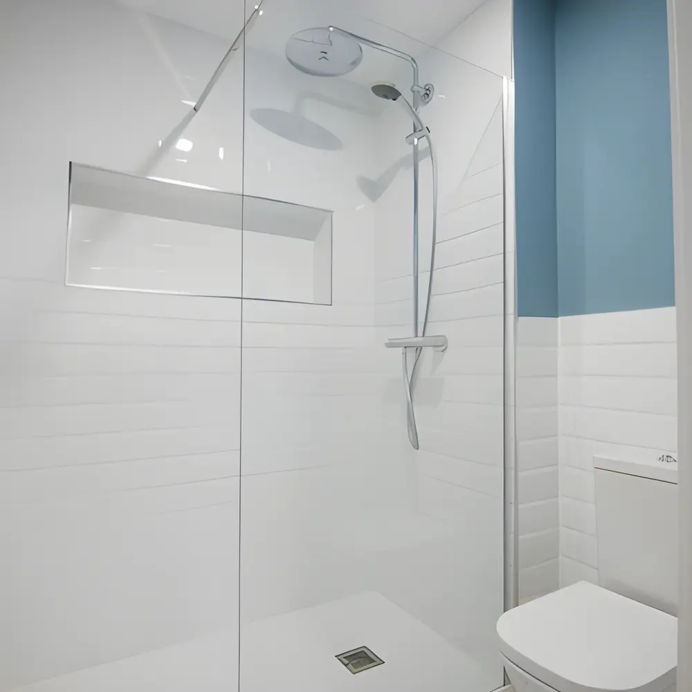 Alicatado de azulejos en un baño de Cartagena