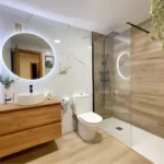 Baño reformado en Cartagena con mampara y grifería nueva