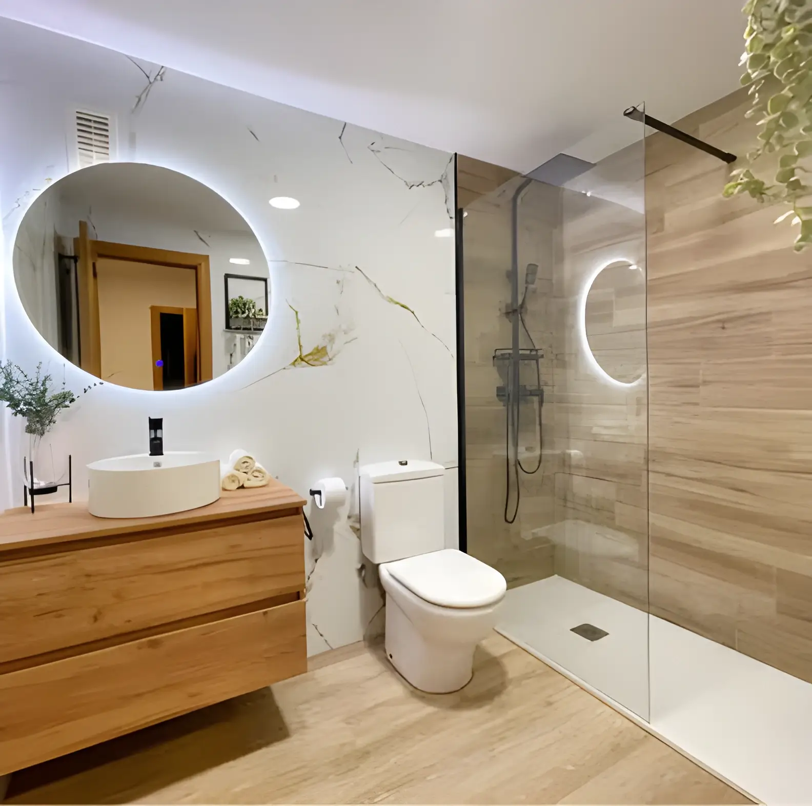 Baño reformado en Cartagena con mampara y grifería nueva